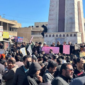 وقفة احتجاجية للمعلمين للمطالبة بتثبيتهم ضمن مدارسهم في الرقة و استمرار الإضراب في حلب و إدلب