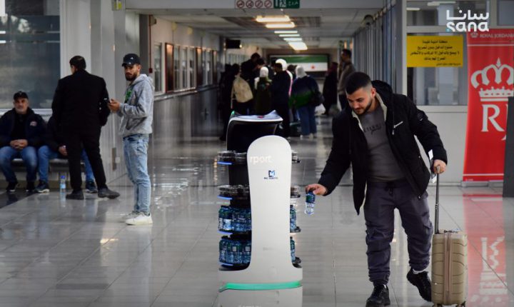 روبوت ذكي يقدّم المياه والتمور للمسافرين في مطار دمشق الدولي
