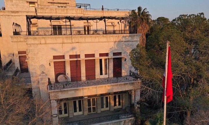 سفارة تركيا بدمشق تتمنى الشفاء لصحفيَيْن وجندي أصيبوا في انفجار لغم