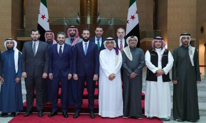 الشرع يلتقي ونخبة من المثقفين العرب المشاركين في معرض الكتاب