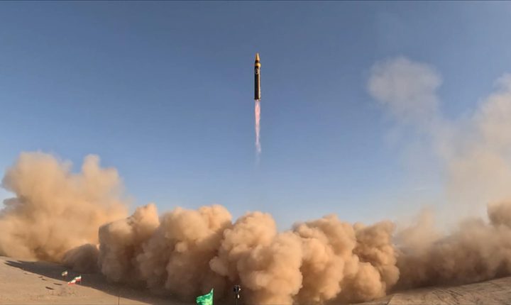 إيران تطلق هجمات صاروخية ضد قواعد أمريكية في المنطقة