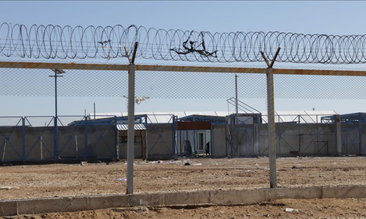 العراق يستلم من سوريا أربعَمئةٍ و خمسين من معتقلي “داعش” الإرهابي بينهم “قيادات”