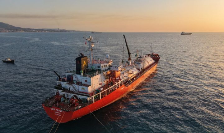 السورية للبترول تتسلم شحنة غاز في مصب بانياس