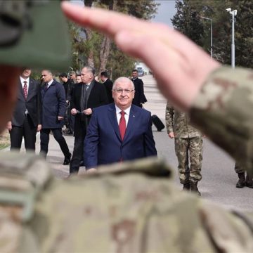 وزير الدفاع التركي يستقبل رئيس الأركان الليبي