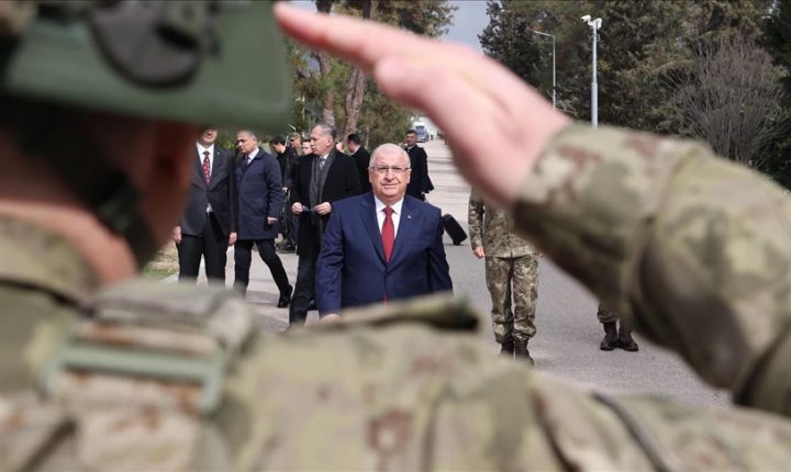 وزير الدفاع التركي يستقبل رئيس الأركان الليبي