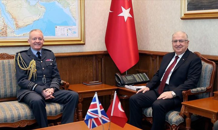 وزير الدفاع التركي يستقبل رئيس أركان الجيش البريطاني