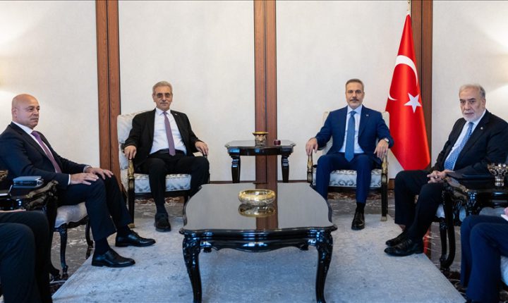 وزير الخارجية التركي يلتقي رئيس اللجنة الوطنية لإدارة غزة