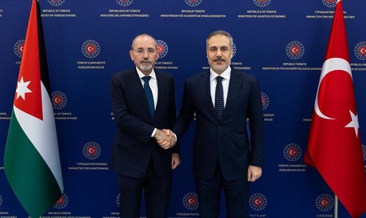 فيدان يبحث مع نظيره الأردني القضية الفلسطينية وملفات إقليمية