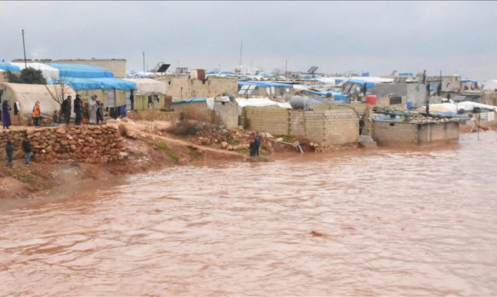 تأمين مراكز إيواء للمتضررين من الفيضانات شمالي سوريا