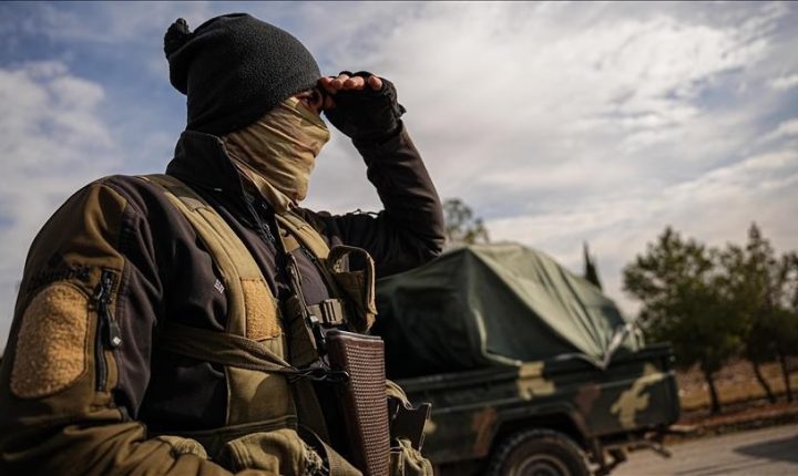 مقتل عنصر أمن سوري باشتباكات مع “ميليشيا” تتبع النظام البائد بريف اللاذقية