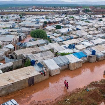 الشبكة السورية تدعو إلى دعم دولي لمخيمات النازحين المتضررة جراء السيول