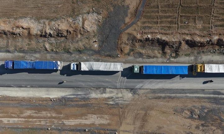 وصول قافلة مساعدات إنسانية من الأمم المتحدة إلى أهالي عين العرب بريف حلب