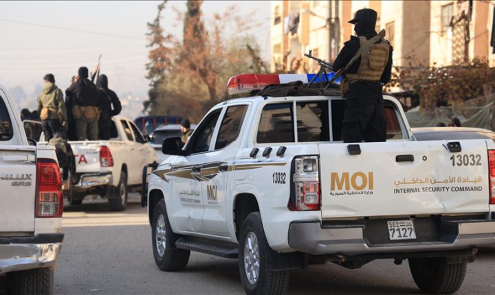 توقيف اثني عشر عنصرا من “داعش” الإرهابي  بريف دير الزور