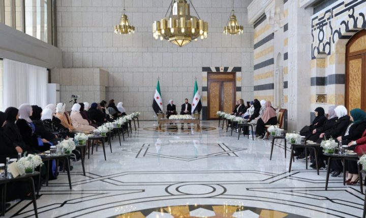 الشرع وعقيلته يستقبلان في قصر الشعب سيدات بمناسبة عيدي الفطر والأم