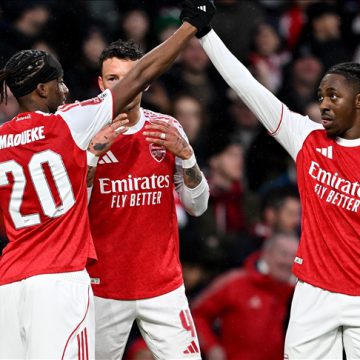 أرسنال يتفوق على تشيلسي ويواصل صدارة ترتيب البريميرليغ