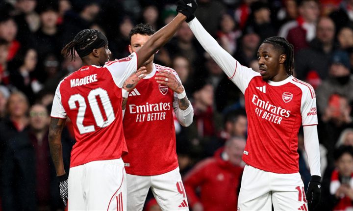 أرسنال يتفوق على تشيلسي ويواصل صدارة ترتيب البريميرليغ