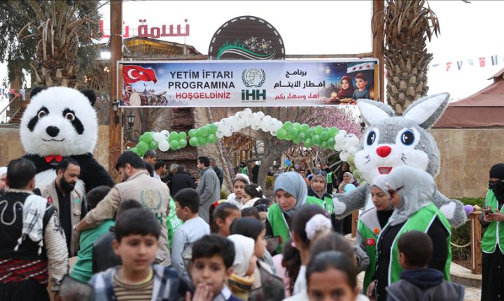 “الإغاثة” التركية تقيم إفطارا لـ400 عائلة من أسر الأيتام بريف دمشق
