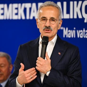 أورال أوغلو: أربعَ عشرةَ سفينة ذات ملكية تركية لا تزال عالقة في مضيق هرمز