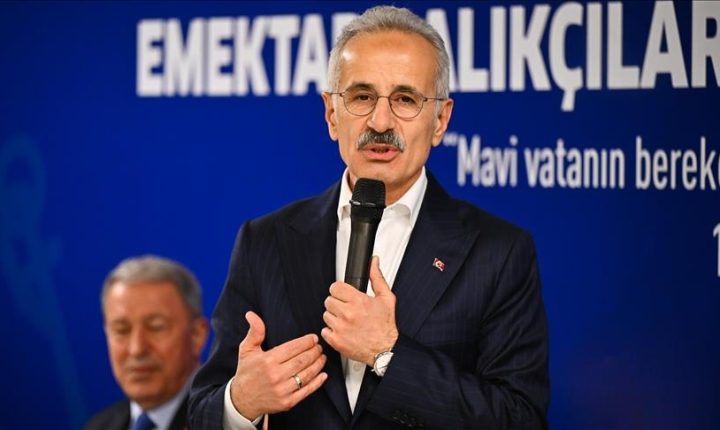 أورال أوغلو: أربعَ عشرةَ سفينة ذات ملكية تركية لا تزال عالقة في مضيق هرمز