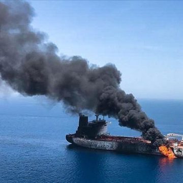 حريق بسفينة تجارية قبالة سواحل عُمان وإصابات بين طاقمها