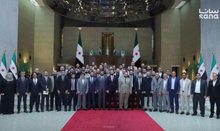 الشرع يلتقي إعلاميين ونشطاء  و يبحثُ معهم دور الإعلام والمبادرات المجتمعية في تعزيز الوعي