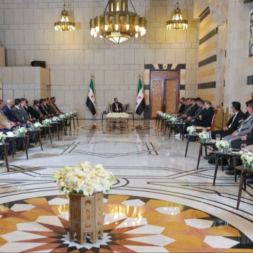 الشرع يكشف خلال لقائه صحفيين بقصر الشعب ملامح الرؤية الشاملة لإعادة الإعمار