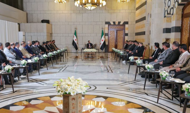 الشرع يكشف خلال لقائه صحفيين بقصر الشعب ملامح الرؤية الشاملة لإعادة الإعمار