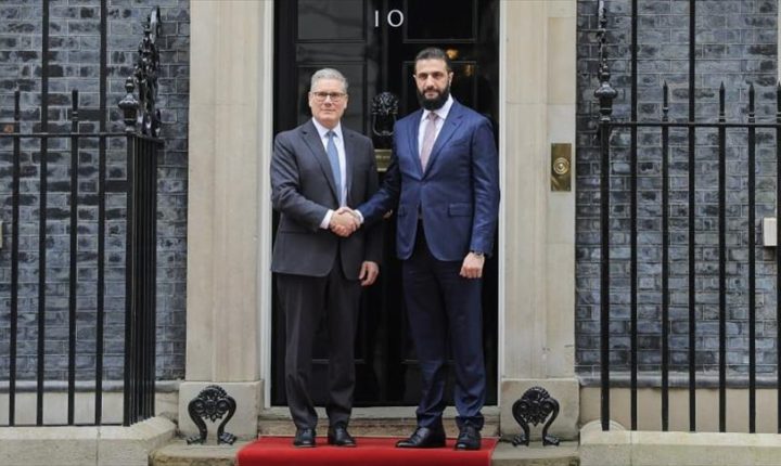 الشرع يبحث مع رئيس الوزراء البريطاني العلاقات الثنائية ومجالات التنمية والاستثمار