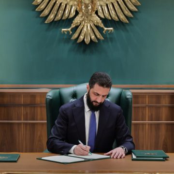 الشرع يصدر حزمة مراسيم لرفع الرواتب ودعم الاقتصاد