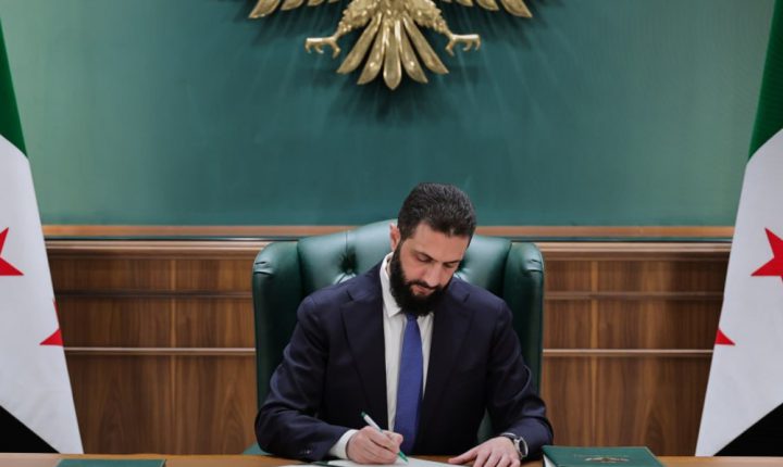 الشرع يصدر حزمة مراسيم لرفع الرواتب ودعم الاقتصاد