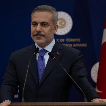 يواصل وزير الخارجية التركي هاكان فيدان تحركاته الدبلوماسية المكثفة بهدف إنهاء الحرب التي اندلعت عقب الهجمات التي نفذتها الولايات المتحدة الأمريكية وإسرائيل ضد إيران.  وأجرى فيدان في 22 آذار سلسلة اتصالات هاتفية مع عدد من وزراء الخارجية والمسؤولين الدوليين، من بينهم عباس عراقجي وبدر عبد العاطي، إضافة إلى مسؤولة السياسة الخارجية في الاتحاد الأوروبي كايا كالاس.  كما بحث في اليوم ذاته مع وزير خارجية قطر محمد بن عبد الرحمن آل ثاني، ونظيره السعودي فيصل بن فرحان، ومسؤولين باكستانيين، الجهود المبذولة لوقف الحرب.  وفي السياق، أجرى اتصالاً مع وزير خارجية العراق فؤاد حسين، ضمن مساعيه لخفض التصعيد في المنطقة.