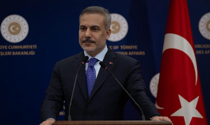 يواصل وزير الخارجية التركي هاكان فيدان تحركاته الدبلوماسية المكثفة بهدف إنهاء الحرب التي اندلعت عقب الهجمات التي نفذتها الولايات المتحدة الأمريكية وإسرائيل ضد إيران.  وأجرى فيدان في 22 آذار سلسلة اتصالات هاتفية مع عدد من وزراء الخارجية والمسؤولين الدوليين، من بينهم عباس عراقجي وبدر عبد العاطي، إضافة إلى مسؤولة السياسة الخارجية في الاتحاد الأوروبي كايا كالاس.  كما بحث في اليوم ذاته مع وزير خارجية قطر محمد بن عبد الرحمن آل ثاني، ونظيره السعودي فيصل بن فرحان، ومسؤولين باكستانيين، الجهود المبذولة لوقف الحرب.  وفي السياق، أجرى اتصالاً مع وزير خارجية العراق فؤاد حسين، ضمن مساعيه لخفض التصعيد في المنطقة.