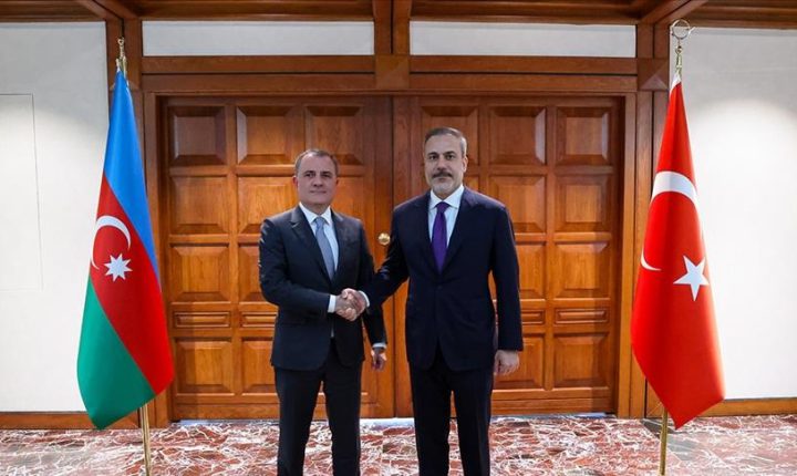 وزيرا خارجية تركيا وأذربيجان يبحثان أوضاع المنطقة