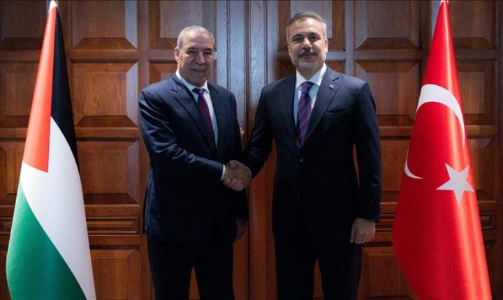 فيدان يلتقي نائب الرئيس الفلسطيني في أنقرة