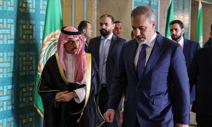 فيدان يبحث مع نظيره السعودي الجهود المبذولة لوقف الحرب في المنطقة