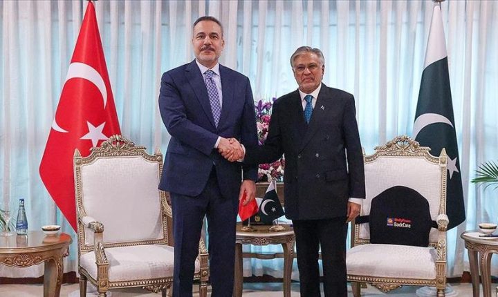 فيدان يلتقي نظيره الباكستاني في إسلام أباد