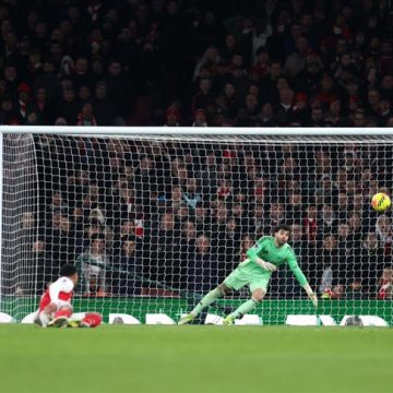 أرسنال يعزز الصدارة وتوتنهام يفرض التعادل على ليفربول