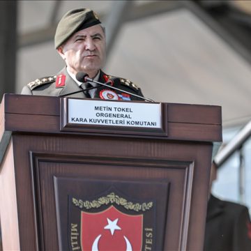 قائد القوات البرية التركية يتفقد وحدات حرس الحدود مع إيران