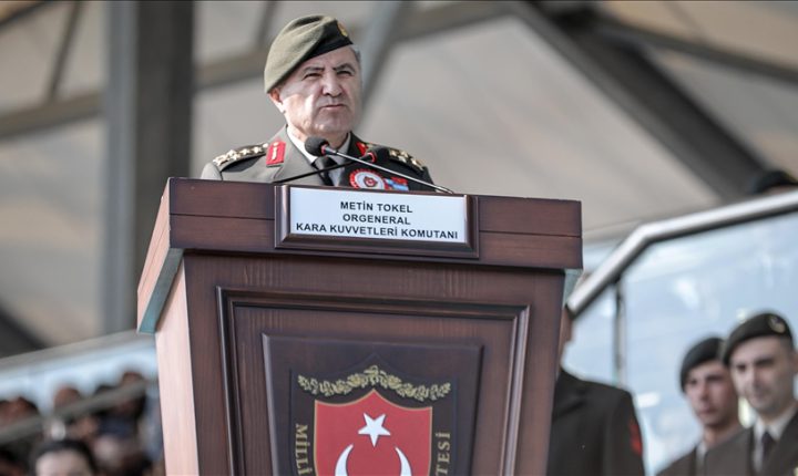 قائد القوات البرية التركية يتفقد وحدات حرس الحدود مع إيران