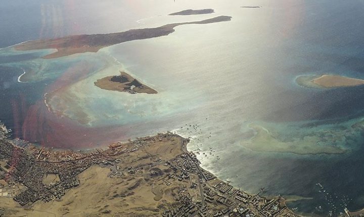 الجيش الإيراني يعلن سيطرته “الكاملة” على مضيق هرمز