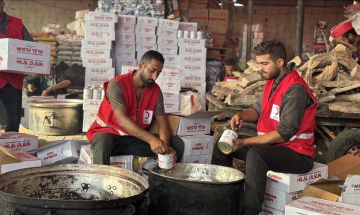 الهلال الأحمر التركي يواصل تقديم وجبات بغزة وسوريا في رمضان