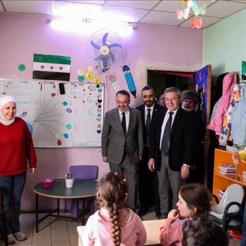 الهلال الأحمر التركي يوزع مساعدات غذائية في دمشق