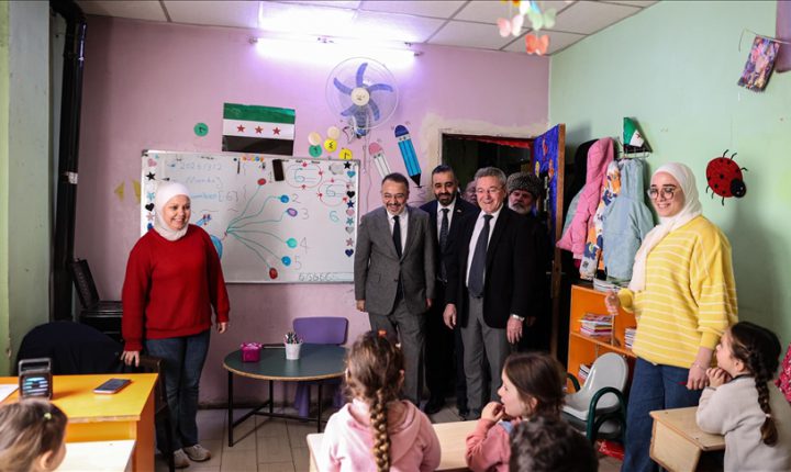 الهلال الأحمر التركي يوزع مساعدات غذائية في دمشق