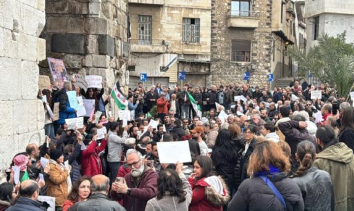 وقفة احتجاجية في باب توما رفضاً لقرار محافظة دمشق حول المشروبات الكحولية