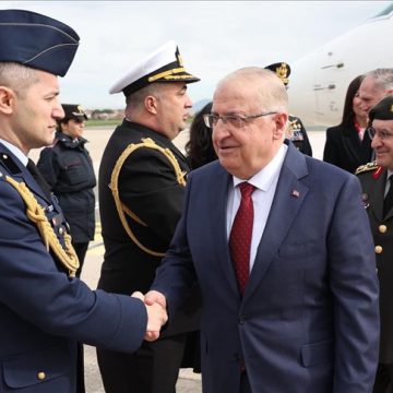 وزير الدفاع التركي يصل روما تلبية لدعوة نظيره الإيطالي