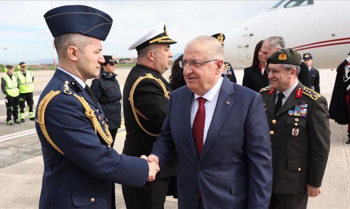 وزير الدفاع التركي يصل روما تلبية لدعوة نظيره الإيطالي