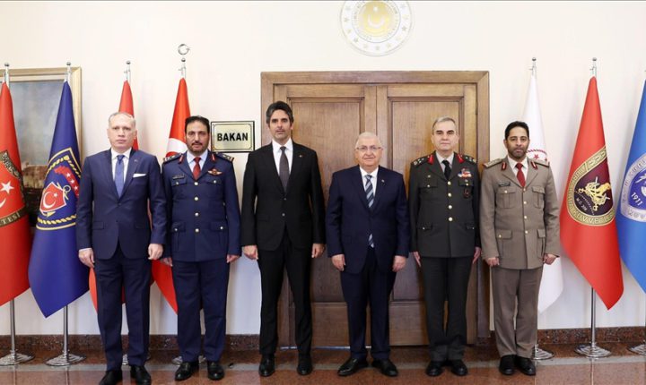 وزير الدفاع التركي يستقبل وفدا قطريا في أنقرة