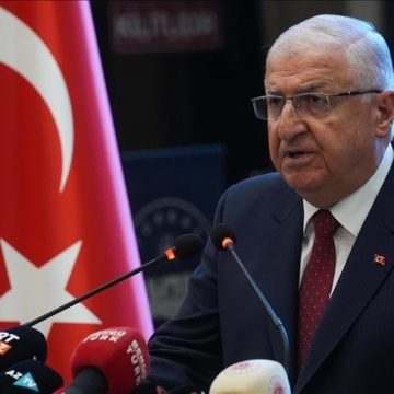 وزير الدفاع التركي يبحث مع نظيره البريطاني قضايا أمنية