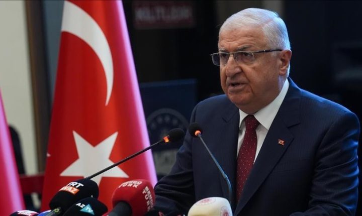 وزير الدفاع التركي يبحث مع نظيره البريطاني قضايا أمنية