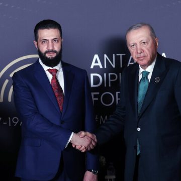 أردوغان يلتقي الشرعَ في أنطاليا